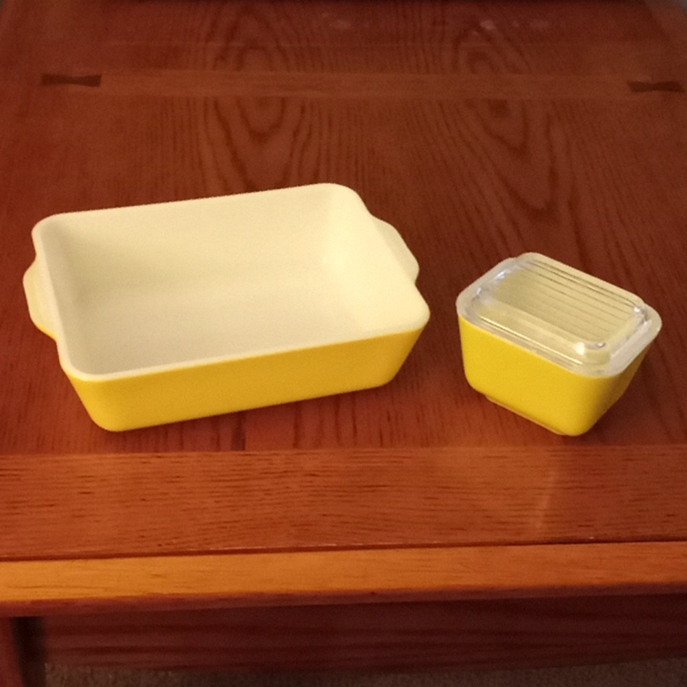 Set of PYREX refrigerator dishes